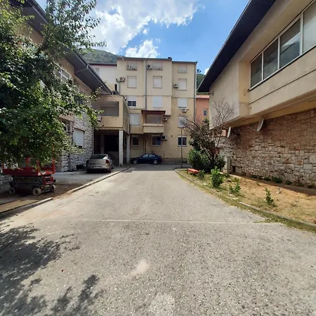 Emi Μόσταρ